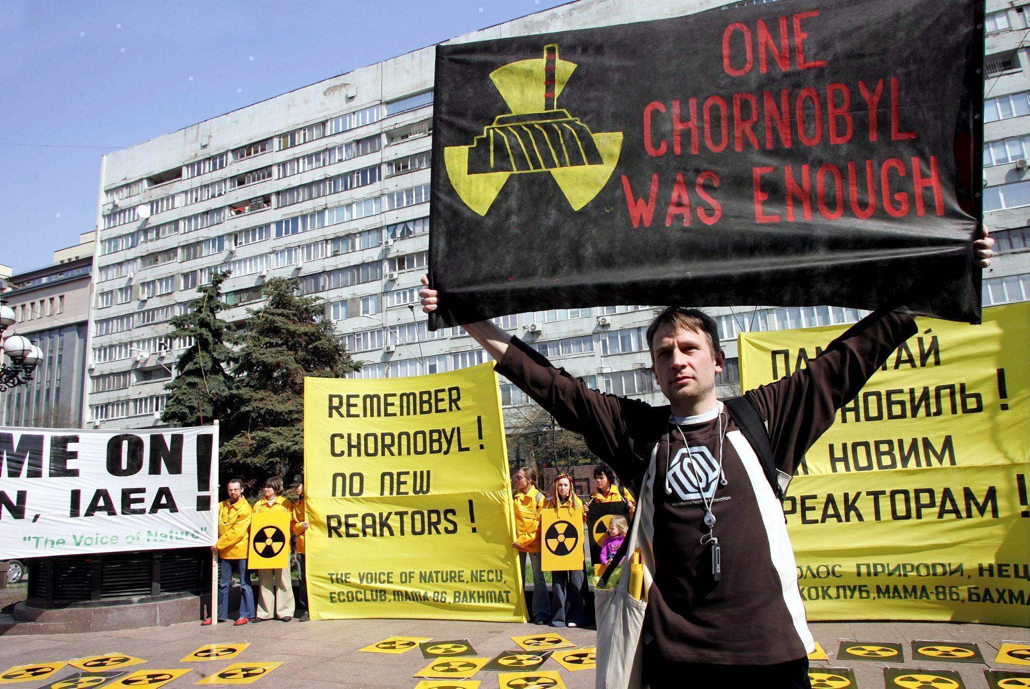 Un manifestante con una pancarta en una manifestación sobre el 20 aniversario del desastre nuclear de Chernobil, en Kiev. | EFE