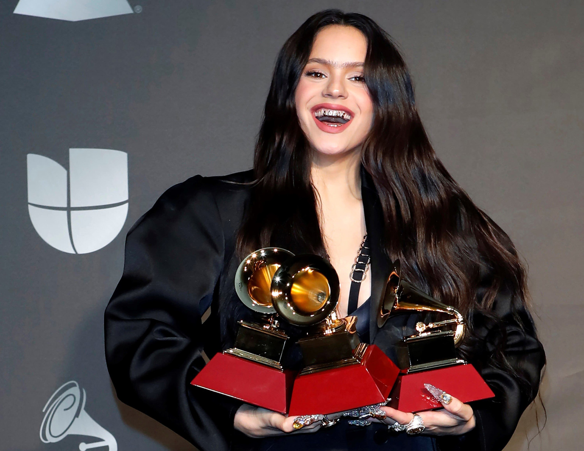 Rosalía posa con sus tres Grammy Latinos al Mejor Disco del Año, Mejor, Álbum de Pop